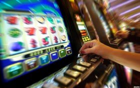 Ilustrasi mekanisme gulungan slot online dengan simbol-simbol khas permainan kasino digital
